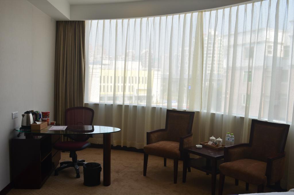 Zhuhai Platinum Holiday Hotel Room photo
